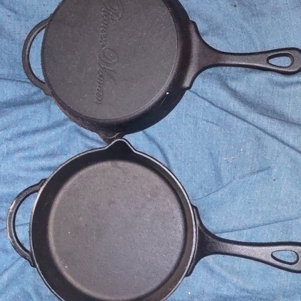 .x2 pioneer woman sm. cast iron skilletts New Never used